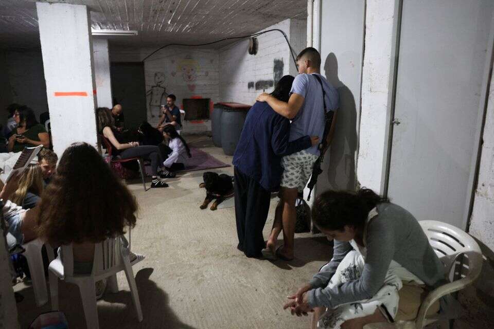 תל אביב. דיירים במקלט בניין , רויטרס