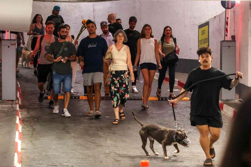 אזרחים בדרך למקלט תת קרקעי במרכז , אי.אף.פי