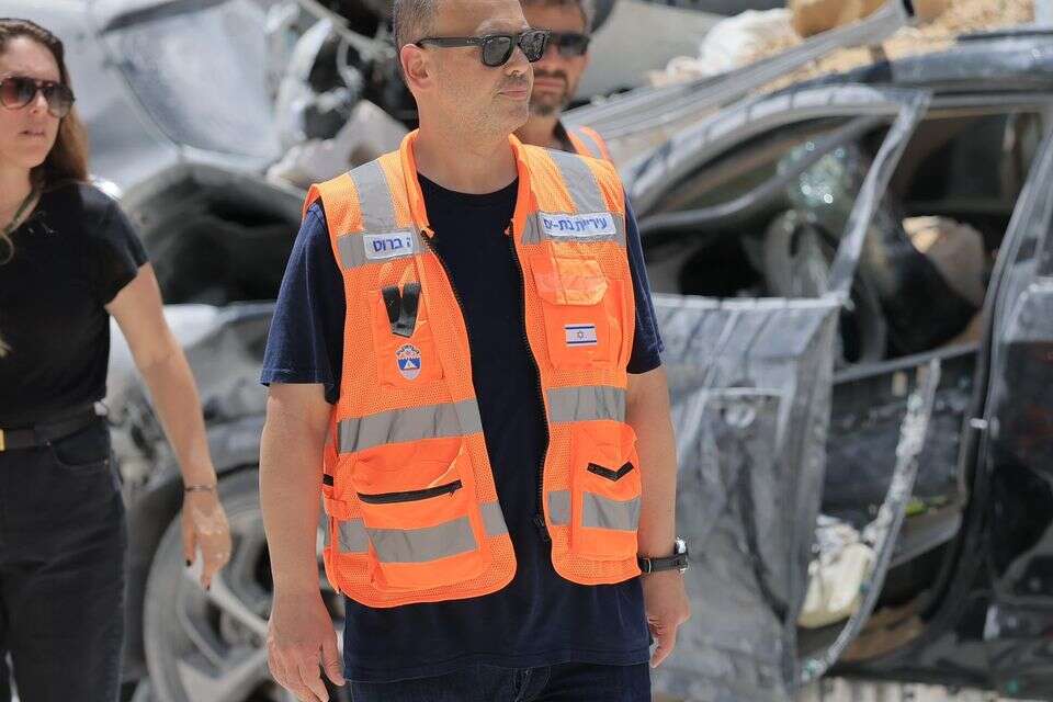 ראש עיריית בת ים צביקה ברוט , עוז שכטר