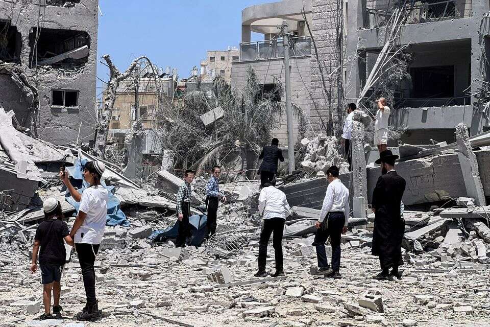 חרדים בזירת נפילת טיל מאיראן בבני ברק , רויטרס