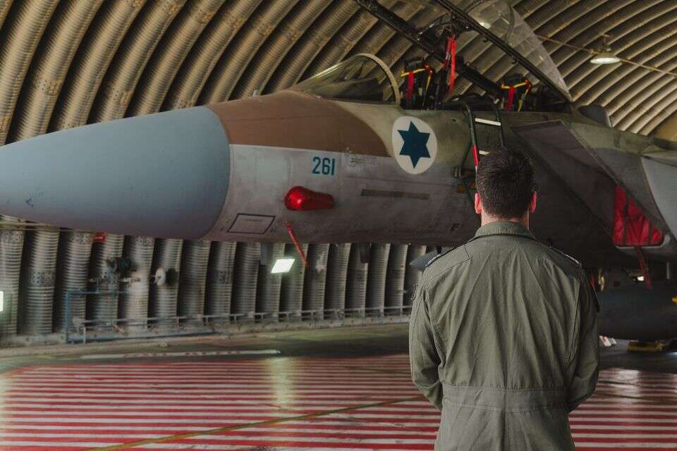 סרן ת'. רק בן 25, הטייס הצעיר ביותר שתוק, באיראן , .
