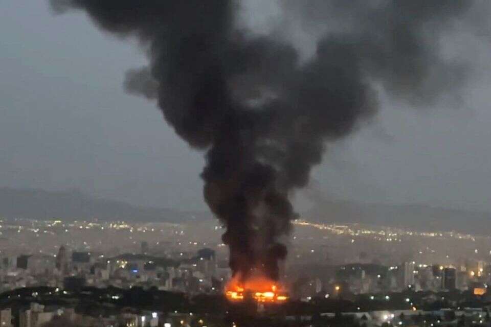 אחרי הכנות רבות נסללה הדרך. עשן מיתמר מעל טהרן לאחר תקיפה ישראלית במהלך מבצע עם כלביא , רויטרס
