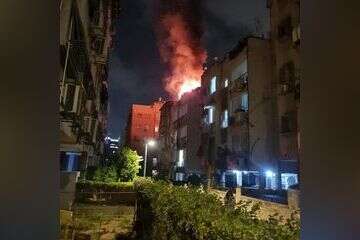 דוברות כבאות והצלה דיווחו על שריפה על גג מבנה בן 3 קומות כתוצאה מרסיסי יירוט , ללא