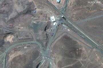 משאיות רבות מגיעות לפורדו לפני התקיפה , AFP