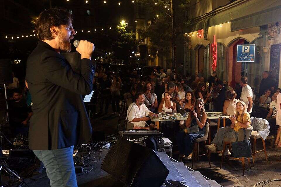 תושבי ביירות חוגגים את ירי הטילים לעבר ישראל , אי.פי.איי