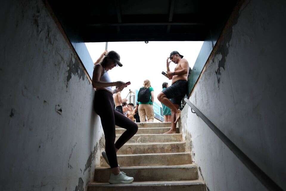 תושבים בתל אביב תופסים מחסה עקב ירי מאיראן , אי.פי.אי