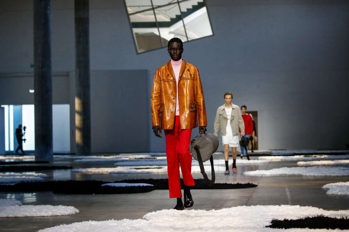 פראדה וגוצ'י בפנים: 13 מותגי אופנה נחקרים בחשד להתעללות