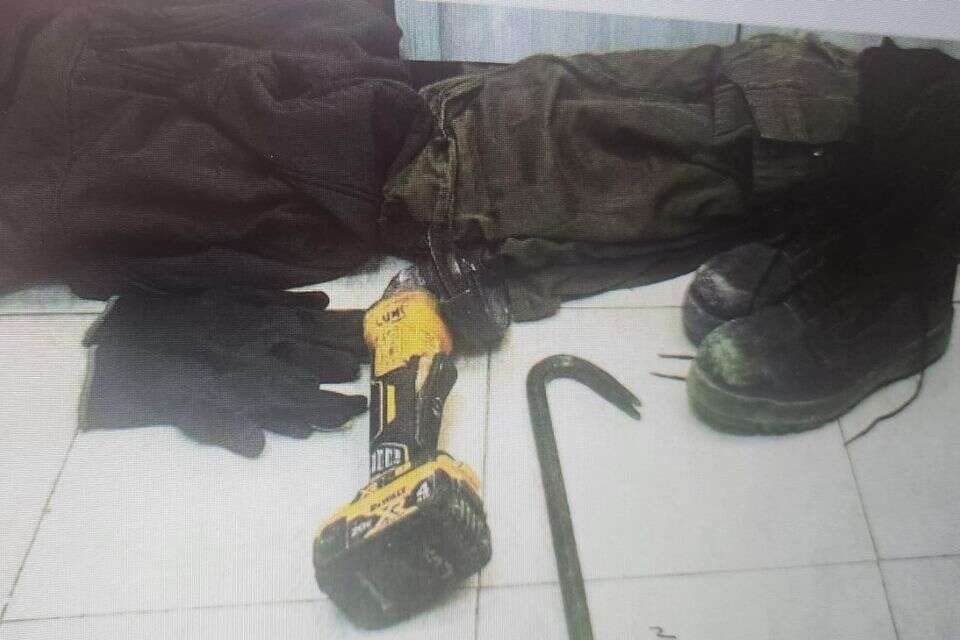 כלי הפריצה והמדים שנמצאו אצל החשוד , דוברות המשטרה