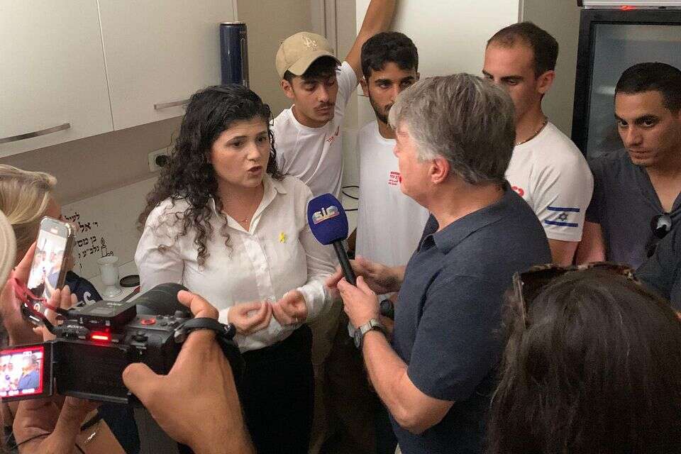 סגנית שר החוץ שרן השכל בריצה למרחב מוגן באמצע ראיון ל״סקיי ניוז אוסטרליה״ בנס ציונה
, ללא קרדיט