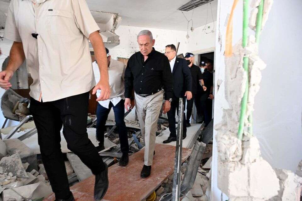 ראש הממשלה נתניהו בזירת פגיעה בבת ים במהלך המלחמה  , אבי אוחיון/לע"מ