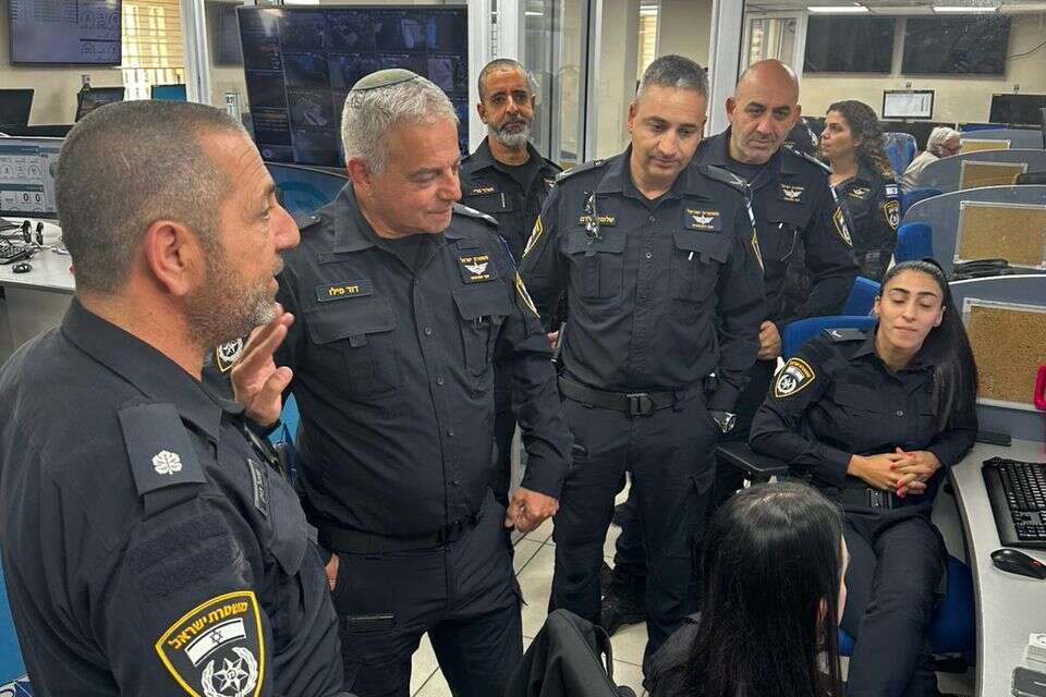 ראש אגף המבצעים, דוד פילו, במוקד המשטרה. "ערוכים לכל תרחיש" , ללא קרדיט