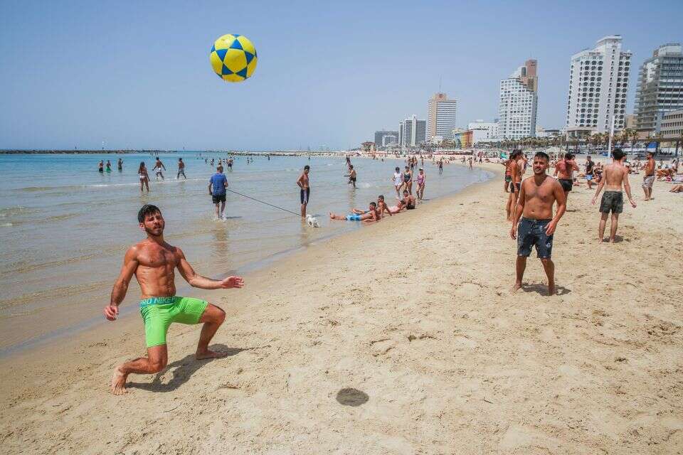 מבלים בחוף הים במהלך גל חום בישראל, ארכיון , ללא