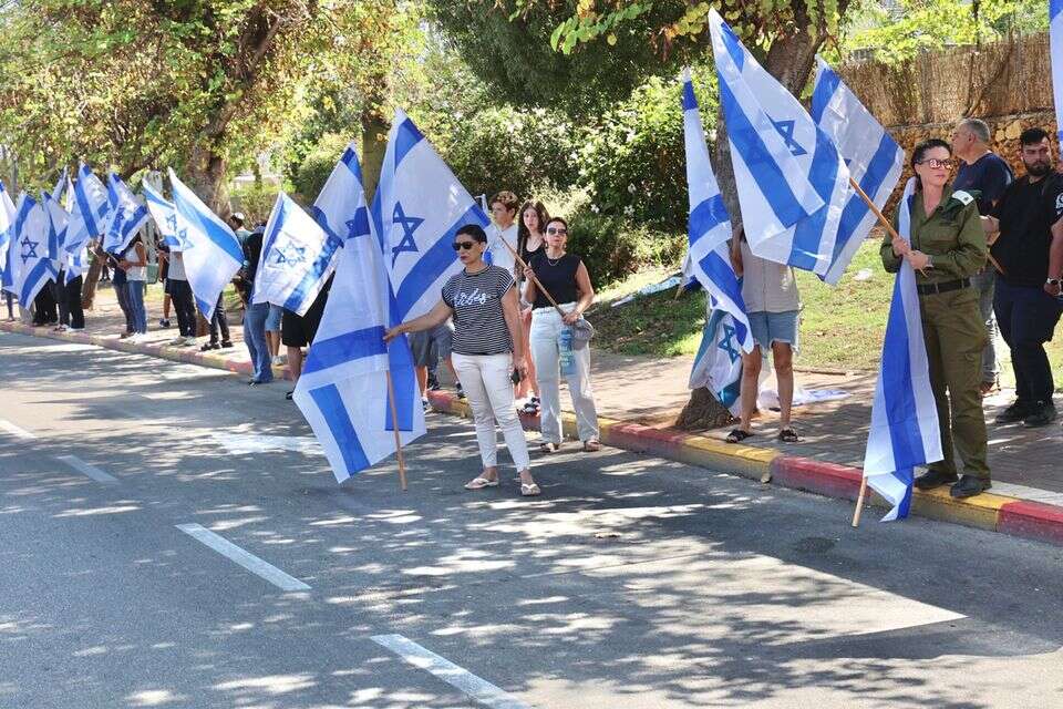בדרכו האחרונה. שיירת דגלים מלווה את סגן מתן שי ישינובסקי שמובא למנוחות בכפר יונה , קוקו