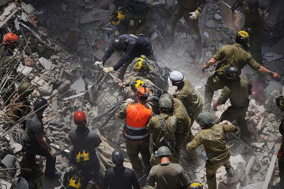 לוחמי פיקוד העורף בזירת הנפילה הקשה בבת ים ביוני , AP