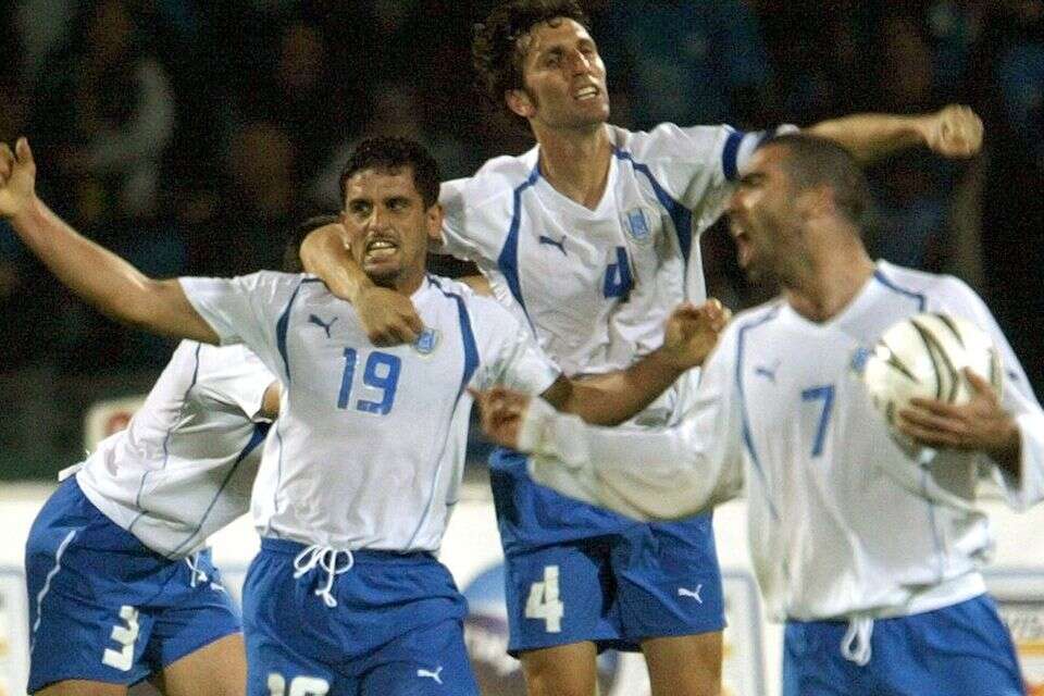סואן (משמאל) חוגג במדי נבחרת ישראל , AP