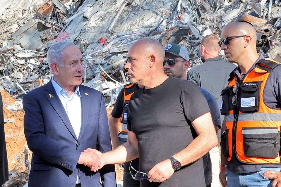 נתניהו בזירת פגיעת הטיל במכון וייצמן , AP