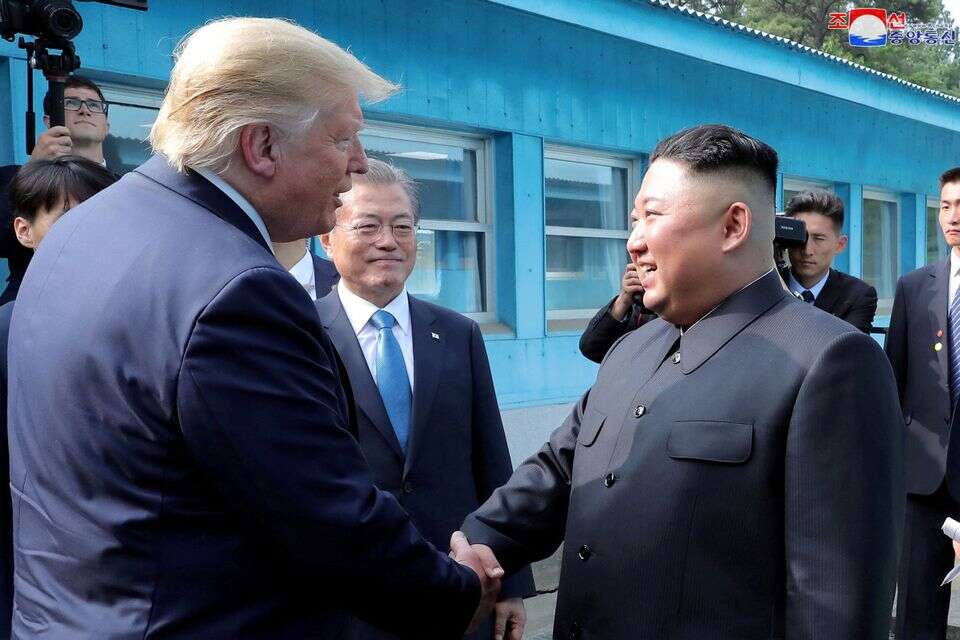 "אפשר לעבוד על היחסים" טראמפ וקים ג'ונג און לוחצים ידיים בגבול , רויטרס