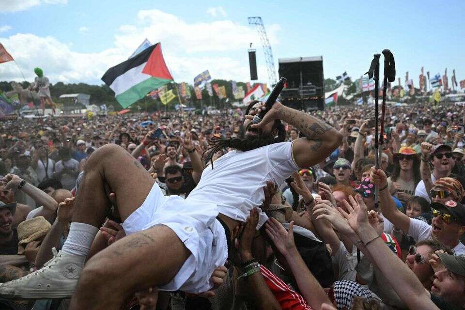 Bob Vylan בהופעה בגלסטונברי , אי.אף.פי