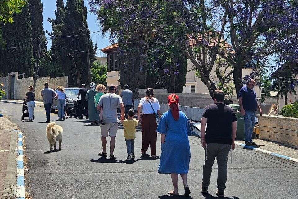 תושבי אבן מנחם , ללא