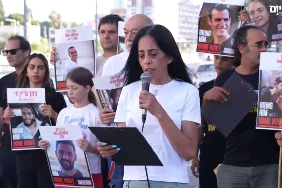 עינב צנגאוקר ומשפחות חטופים בשער בגין של הקריה , משה בן שמחון