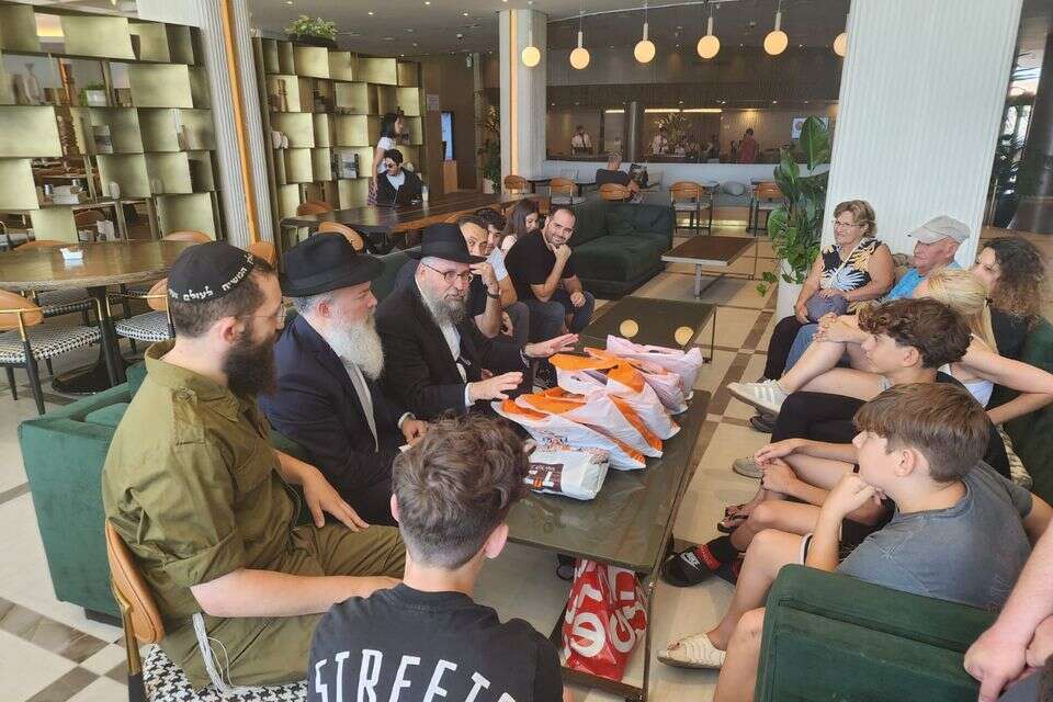 המשפחה בעת קבלת התפילין החדשים , חב"ד ישראל