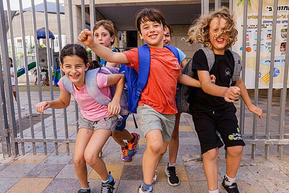 תלמידי בית הספר בלפור בתל אביב יוצאים לחופש הגדול. ארכיון , יהושע יוסף