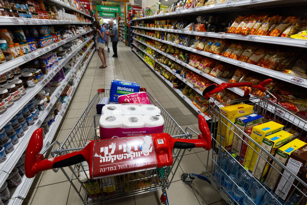 מקקים בין הירקות וגללי חולדה: צו סגירה מיידי לסניף רמי לוי