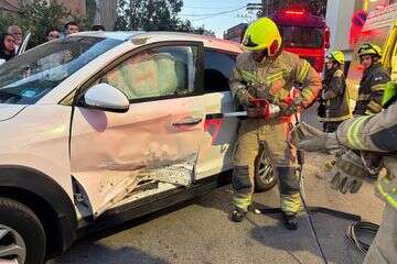 תאונה בבאר שבע: נהג חולץ מרכבו לאחר התנגשות בין שני כלי רכב , דוברות כבאות והלה