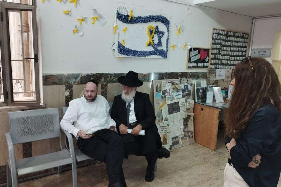 עבריין המין מנחם ויסבורד בבי המשפט , ללא קרדיט
