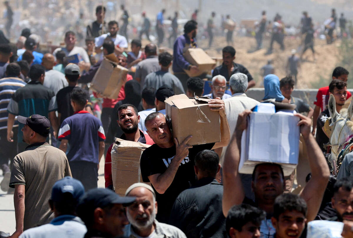 אזרחים פלשתינים בעזה "מצביעים ברגליים" ומגיעים לקבל סיוע למרות קריאות חמאס להימנע מנקודות החלוקה , רויטרס