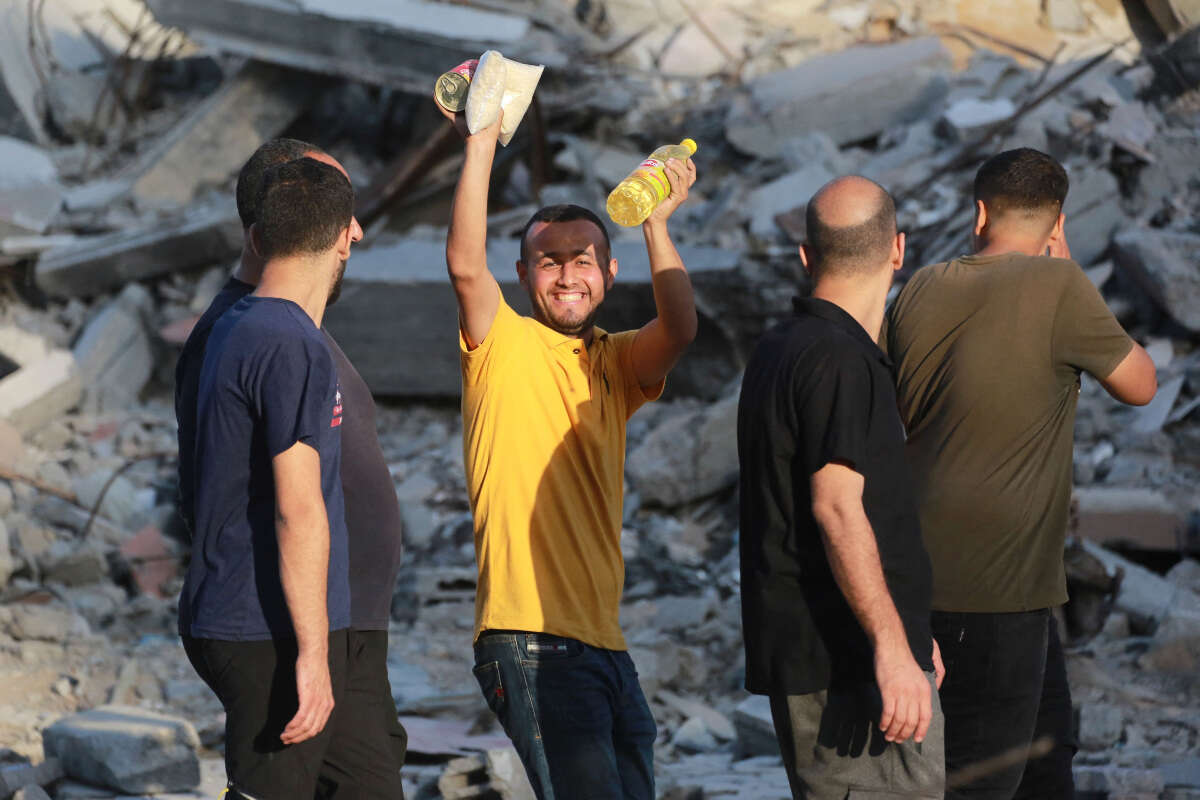 האזרחים בעזה "אסירי תודה לחברה האמריקנית". עזתים עם מוצרי מזון , אי.אף.פי