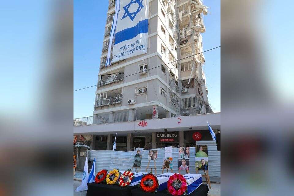 הבניין בבת ים שנפגע מהטיל האיראני וארונותיהם של בני המשפחה האוקראינית שנהרו , קוקו