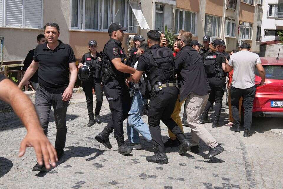 דיכי מצעד הגאווה באינסטנבול , אי.פי