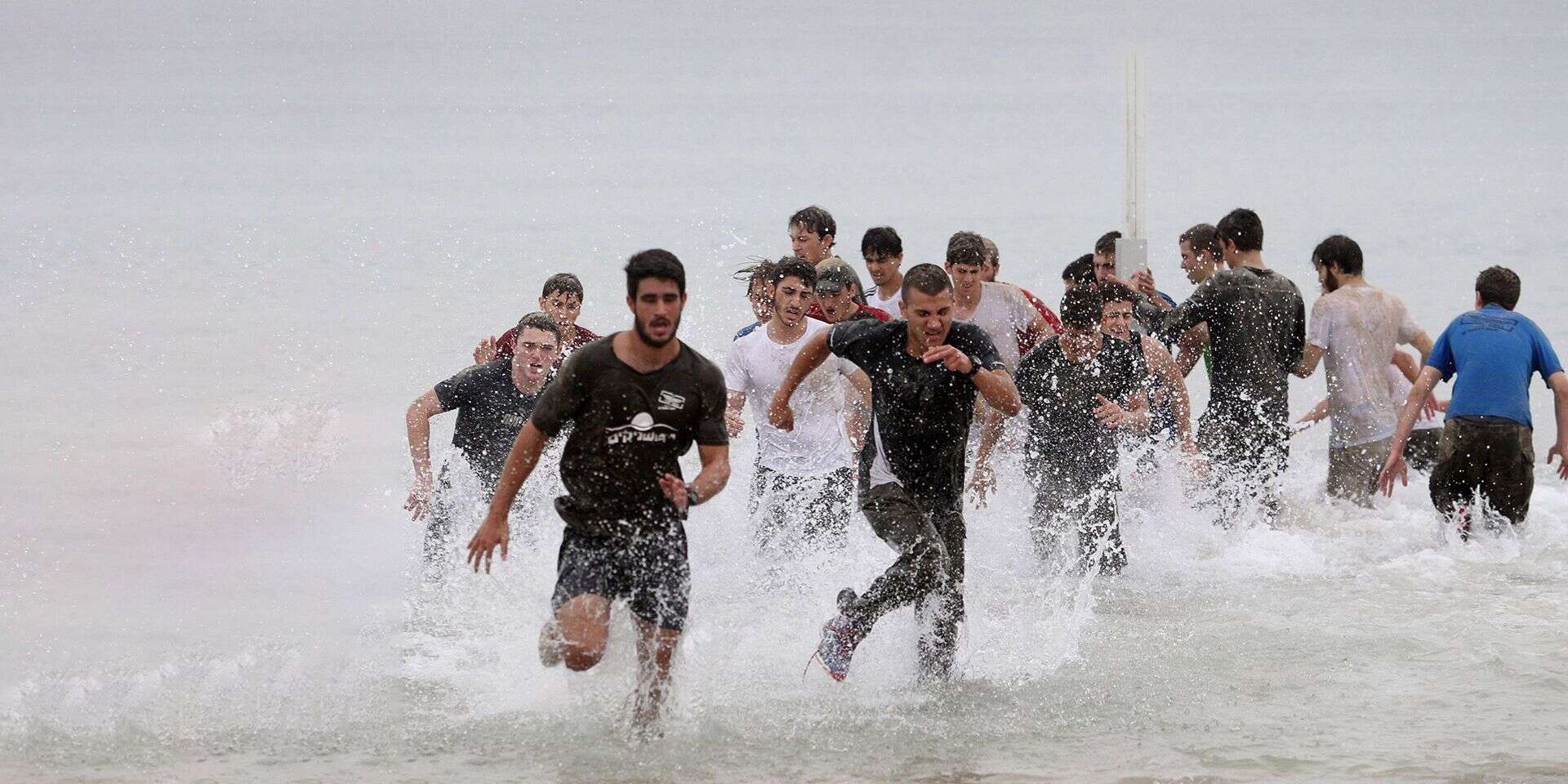 המספרים מוכיחים: המוטיבציה רק עלתה. צעירים בגיבוש לקראת גיוס בחוף מציצים בת"א , קוקו