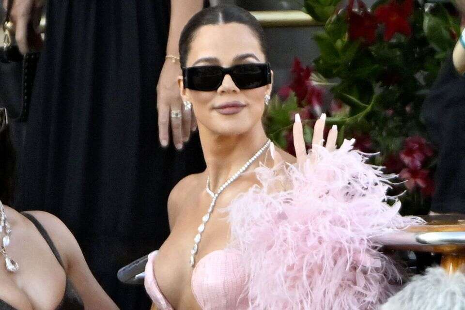 קלואי קרדשיאן יוצאת נגד אמה החורגת: "היא לקחה מאיתנו הכל"