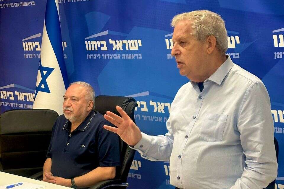 גיורא איילנד במטה מפלגת ישראל ביתנו , ללא קרדיט