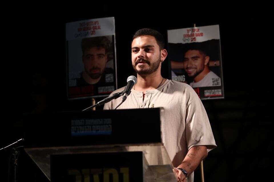 עומר ונקרט בערב נואמים שרים לשובים בכיכר החטופים , גדעון מרקוביץ