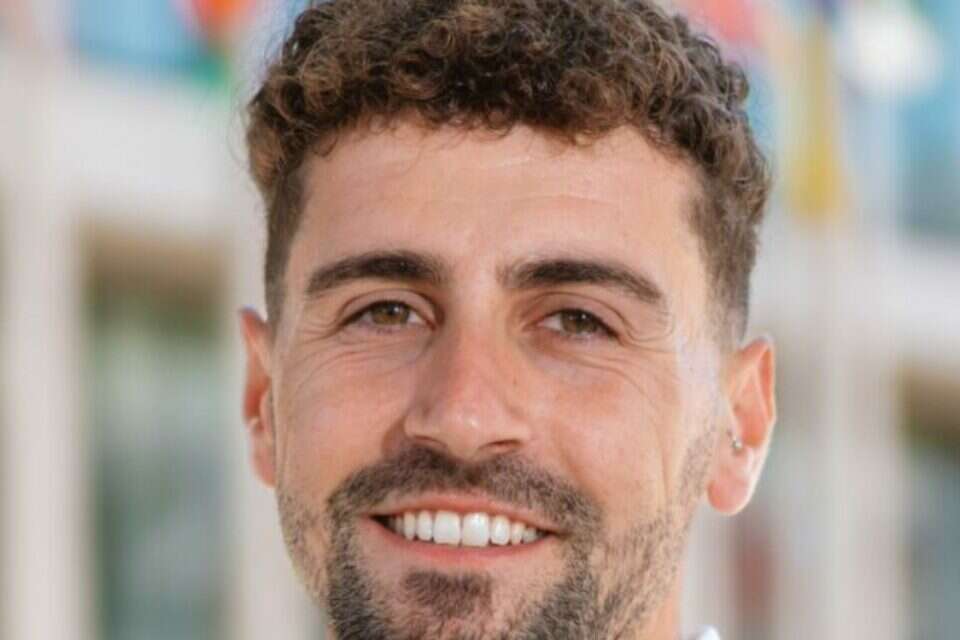 אביב עזרא
