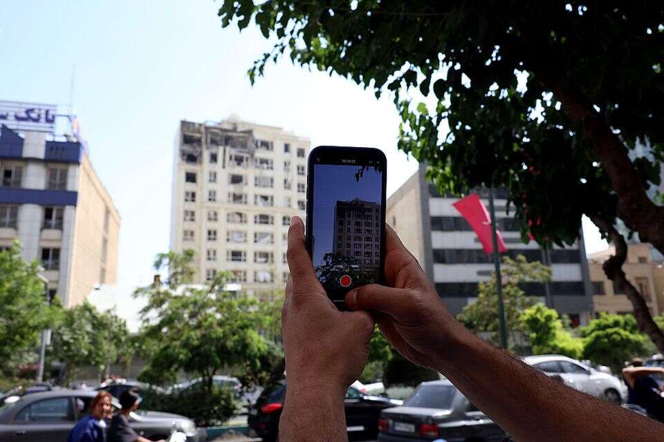 אזרח איראני מתעד בנייןשפנגע בטהרן במהלך מבצע "עם כלביא" , אי.פי.איי