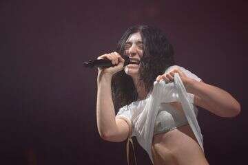 לורד עצרה הופעה בניו יורק: 'Free f*ing Palestine'