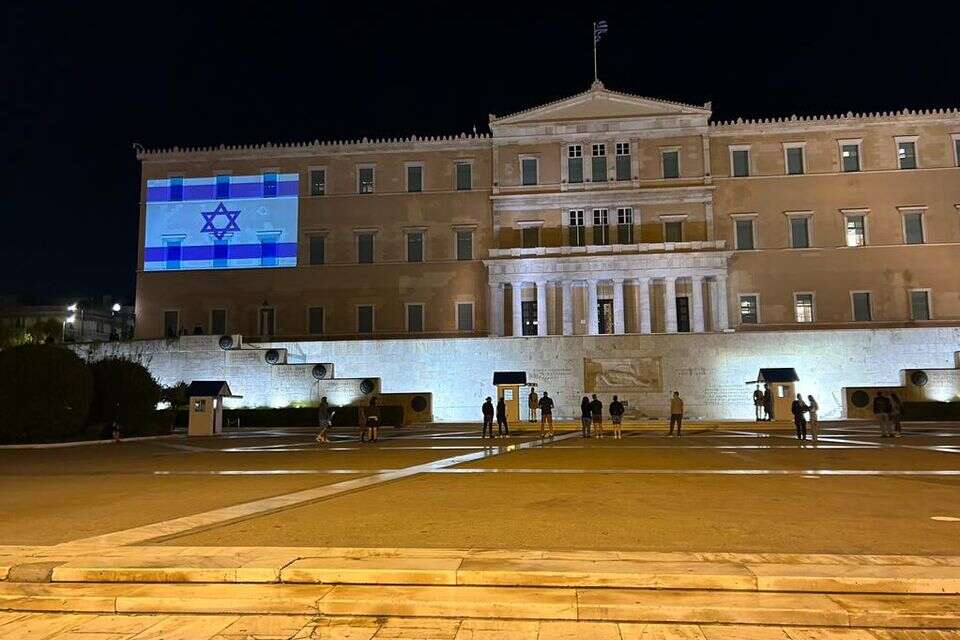 דגל ישראל מוקרן על בניין הפרלמנט באתונה , רשתות חברתיות