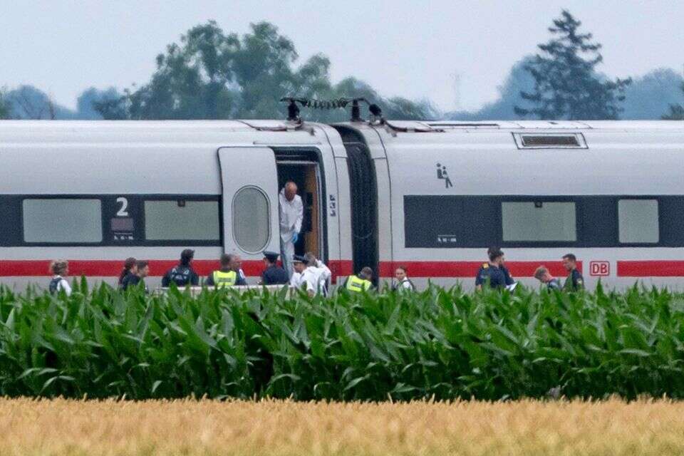 חוקרים על הרכבת לאחר התקיפה , AP