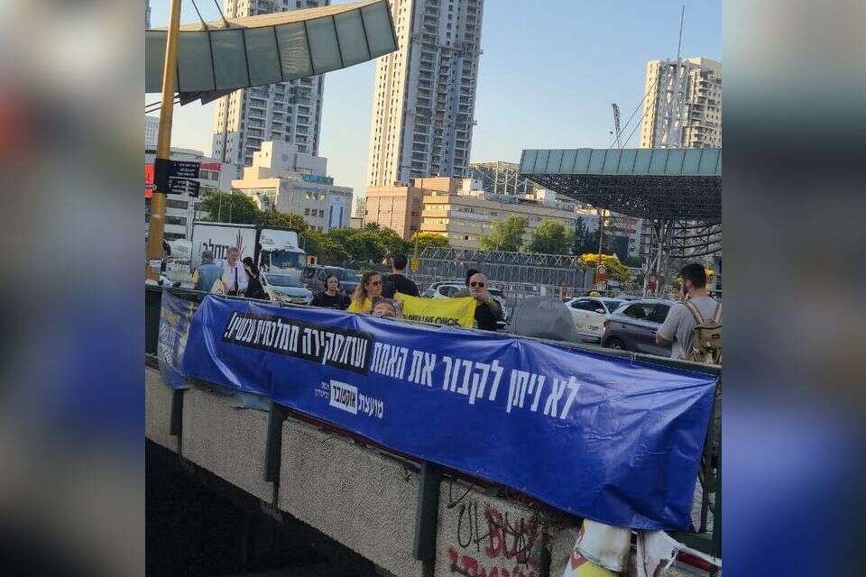 משפחות מועצת אוקטובר תלו שלטי ענק על גשרי איילון  , משפחות מועצת אוקטובר