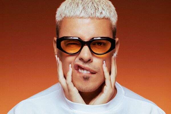 "יש לי חרדת נטישה וזה בסיס עמוק לבעיות שלי".סטטיק , חנן אסור, סטיילינג: קים אליהו, איפור: רוני רבינוביץ', עיצוב שיער: אושרי שושן, ע. סטיילינג: ירדן אלב, בגדים: חולצה - Refuture Shop, משקפיים - משקפיים בשינקין