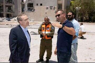 שגריר האיחוד האירופי באתר הפגיעה בבאר שבע
 ,  דייגו מיטלברג