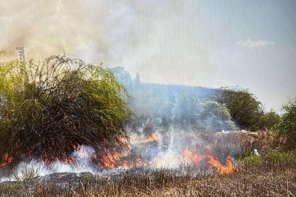 שריפת קוצים בסמוך לימית 2000 בחולון , כב"ה