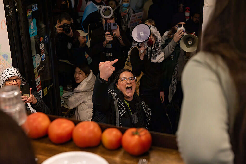מתפרעים במסעדת "המזנון"באוסטרליה , EPA