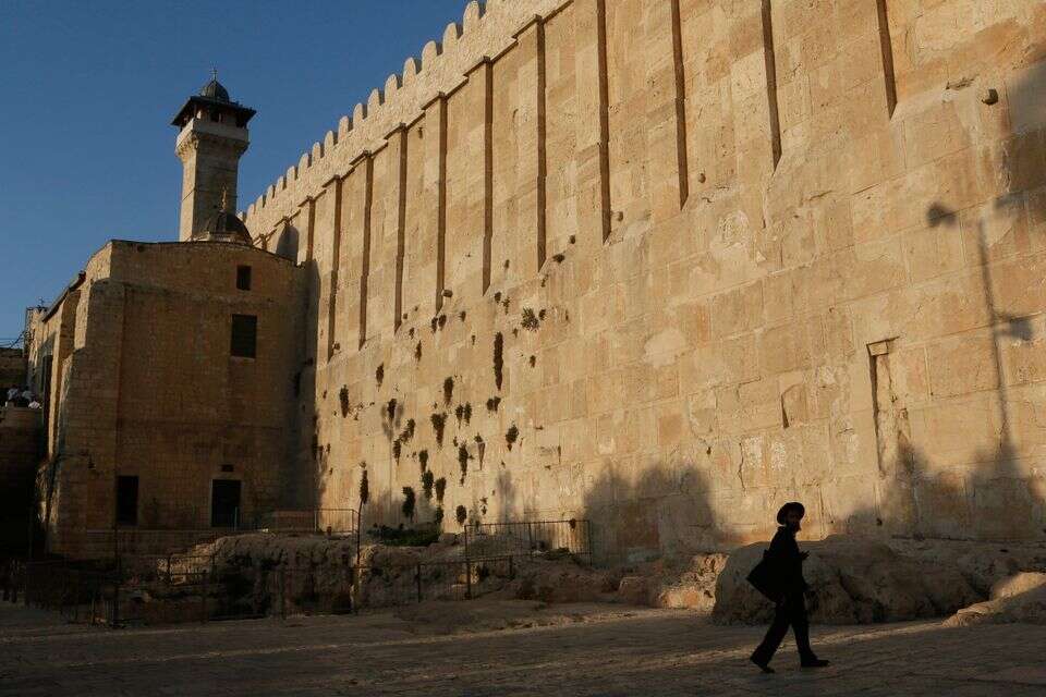 תהפוך לאמירות? מערת המכפלה בחברון , קונטקט