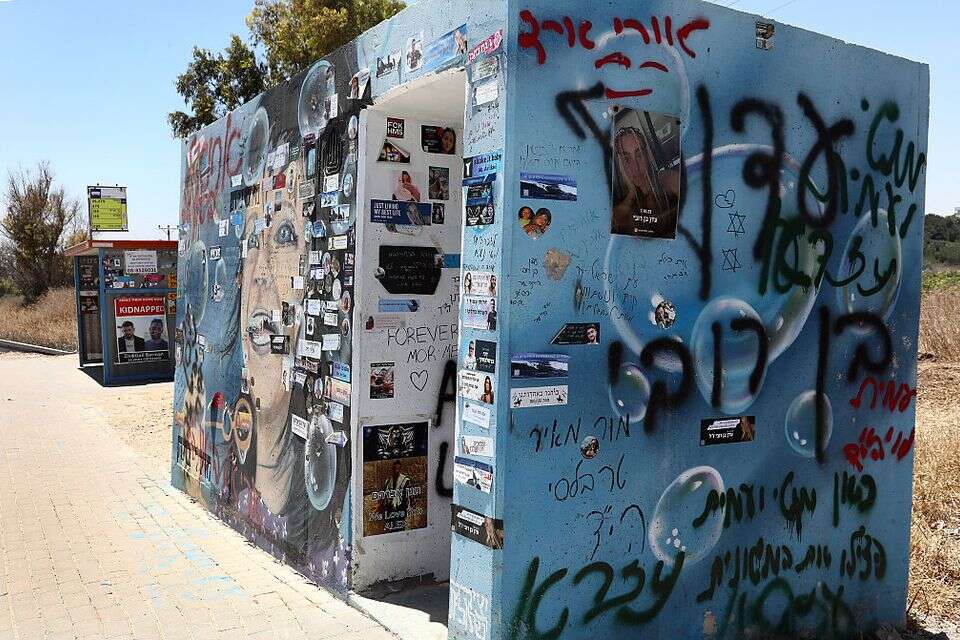 מיגונית בכניסה לקיבוץ בארי בה נרצחו ישראלים ב-7 באוקטובר , גדעון מרקוביץ'