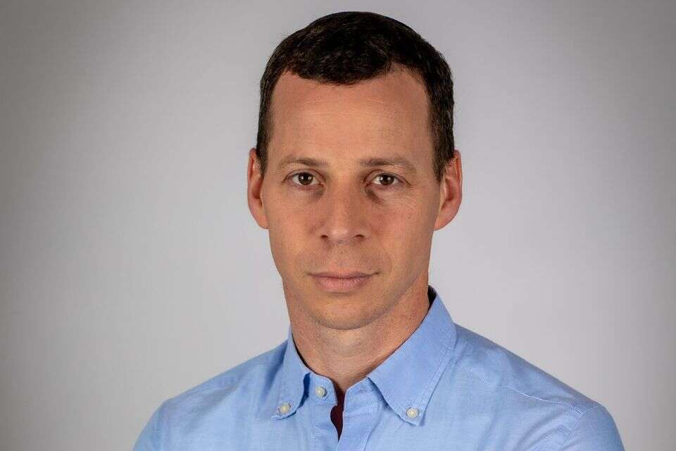 עמית סגל. מצטרף לצוות הכותבים של "ישראל היום" , אריק סולטן
